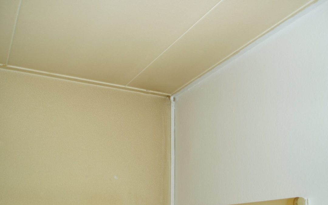 Hoe voorkom je dat nicotine-, roet- en watervlekken opnieuw doorslaan?